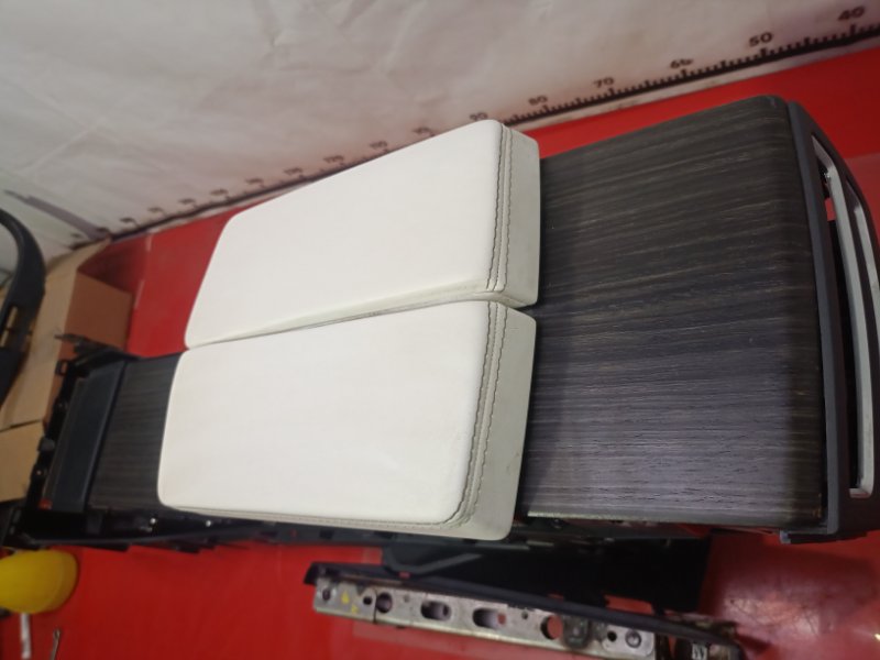Подлокотник Tesla Model X