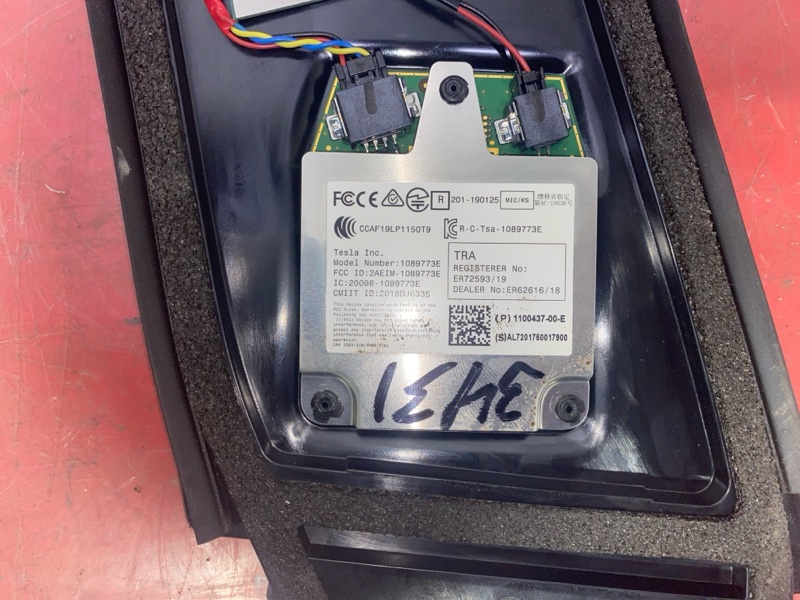 Центральная стойка кузова левая Model 3 2021 Electro