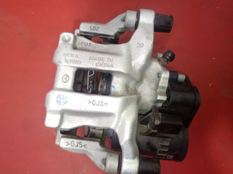 Суппорт тормозной задний правый Mazda Mazda3 Skyactiv-G 2.5 PY-VPS PYZ8-02-300B