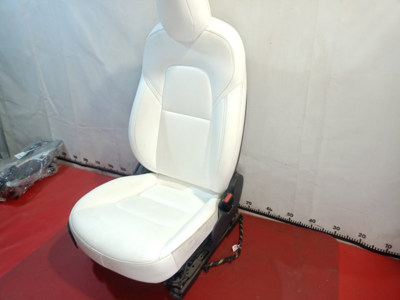 Сиденье переднее правое Tesla Model Y