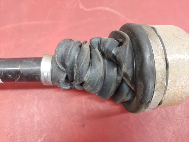 Полуось моста передний правый Polestar 2 2022 Полуось моста передний правый Polestar 2 2022