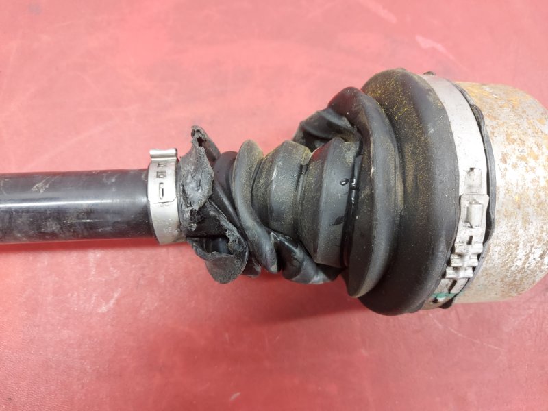 Полуось моста передний правый Polestar 2 2022 Полуось моста передний правый Polestar 2 2022