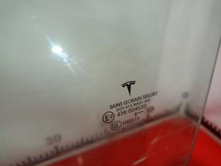 Стекло двери переднее левое Model X 2016